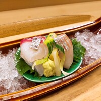 赤坂 菊乃井 - ⚫向付①「明石天然鯛　縞あじ　あしらい一式」　