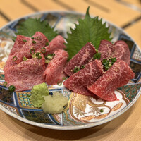 神戸焼肉 金虎 - 神戸牛赤身刺 かめのこ
                      神戸牛 霜降り刺 クラシタ(肩ロース)