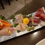 Sakedokoro Kawasemi - 熟成魚と鮮魚の盛り合わせ　1280円