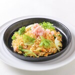 螃蟹和生菜的蒜香炒饭