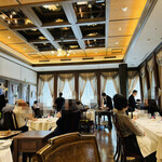 シェ・イノ - 店内、一席以外、全て埋まっている盛況ぶり