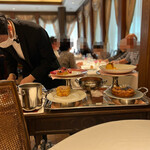 シェ・イノ - ワゴンから手際良くサーブされます