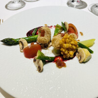 シェ・イノ - 同行者の前菜　ホタテのカダイフ巻きに色々な野菜、ビーツのソース