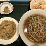 Yuuraiken - もやしラーメン定食（¥900円）これも美味しいです。写真には写ってませんが、右上のキャベツのお皿の中には唐揚げが一個含まれています。