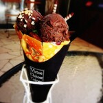 クレープアンドカフェ ヴァーチュ - 2022.6 ベルギーチョコアイスブラウニー(￥660)、チョコアイストッピング(￥160)。
      アイス付のクレープに更にアイス！