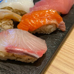 Sushi Sake Sakana Sugi Dama - 寿司セット  シャリは赤