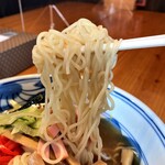 志のぶ支店 - 麺のアップ