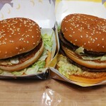 マクドナルド - 左　倍ビッグマック。右　ギガマック。どちらも全マシ（ソース、ピクルス、オニオン、レタス）