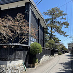 割烹 新多久 - 漆黒の外観