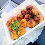 たこ焼き takotako - 1種づつお店前のベンチでパクっと。