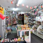 たかとら商店 - 内観写真:お店半部が駄菓子になってます（おみくじもあるよ！）