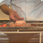 割烹 新多久 - 甘鯛の皮目を炭炙り