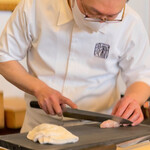 割烹 新多久 - 炭で炙った甘鯛を切る