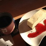 TO-FU CAFE FUJINO - デザートセット　レアチーズ＆黒豆コーヒー750Yen
