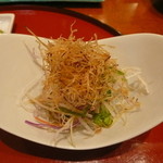 天ぷら 川辰 - 箸休めにサラダ　細切りで揚げたさつま芋がのっています