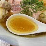 飯田商店 - わんたん入りしょうゆチャーシュー麺