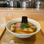 飯田商店 - わんたん入りしょうゆチャーシュー麺