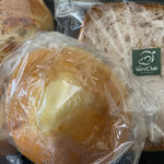 Vertclair - 胡椒パン、クリームパン、くるみ食パン