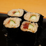 小判寿司 - 小判寿司さんならではの色濃い巻物。
            筋子の強いえんみが全体を包み込み、胡瓜が食感と瑞々しさを与えて、絶妙なおいしさのバランスをつくる！