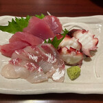 くいもん屋 よいしょ - 料理写真:刺身三種盛り　鮪、蛸、鯛