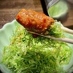 ホルモン人生タロちゃん - 新メニュー！スパイスタン焼きはたっぷりの九条ねぎを巻いて