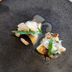 sio - 熟成じゃがいもコンテチーズラビオリセルバチコとアンチョビをイメージして鯖。白っぽいシャキシャキしたものの歯ざわりとセルバチコの風味と、鯖の旨みチーズのコクと。厚みあるラビオリじゃがいも甘みいろいろ美味