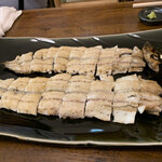 176565661 - 白焼き、奥が宮崎県中村養鰻場の味鰻、手前が熊本県甲佐養鰻場の天然鰻
