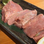 炭火焼肉ぐら - ぐらの牛たん、分厚い