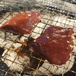 炭火焼肉ぐら - レバー塩ニラ焼きます