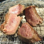 炭火焼肉ぐら - 半分にカット