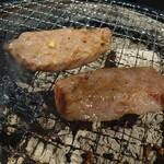 炭火焼肉ぐら - 仙台牛カルビ焼き上がり