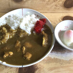 ドライブイン川原 - チキンカレー（税込400円）とサービスの温玉