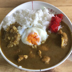 ドライブイン川原 - 400円チキンカレーに温玉をのっけて食べます。