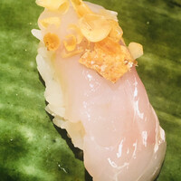 すし岩瀬 - 甘鯛です。トッピングは素揚げした鱗