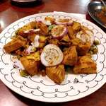 プルジャ ダイニング - ジャックフルーツと グリーンピースと舞茸炒めだよ