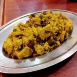 プルジャ ダイニング - 里芋とグリンピース 玉ねぎの葉炒めだよ