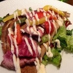 アベス - そば粉のガレットとローストビーフのサラダ仕立て