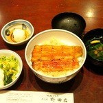 五代目 野田岩 - これは鰻丼　一番安いのでも十分