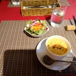 Fuwa Fuwa - 前菜のサラダとにんじんのポタージュスープ