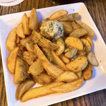 Yonchome Cafe - 【2022年05月】アンチョビポテト＠650円(込)、提供時。