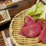 宮崎県日向市 塚田農場 - お通し、野菜に付けるみそにニンニクとナッツが入っていて美味しいです