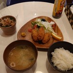 Tom's Cafe - カキフライと小鉢の定食1,000円