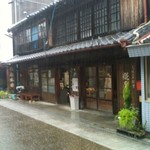 糀屋本店 - いかにも老舗然とした外観