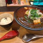 Nakagawa Shokudou - 四川麻婆麺（870円税込）には小ライスがデフォで付いてます。穴あきレンゲはミンチ肉を掬うのに便利です。