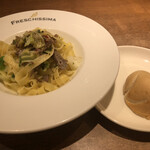 フレスキッシマ - パスタを頼むとパンがついてきます。