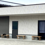 須崎食料品店 - 左から2番目の長椅子。黒ネコちゃんが微動だに動かず寝てました…(^▽^;)