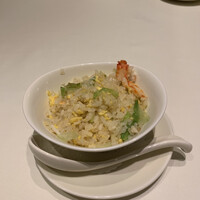 南国酒家 原宿本店 - たらば蟹とレタスの炒飯　しっかりたらば蟹、シャキシャキレタス、ご飯の感じ、最高！