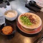 博多ラーメン なみへい - 博多チャーシューメンの半熟煮玉子入りと、ご飯(小)と辛ミンチ