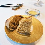 レストラン サンパウ - ナッツにポピーシードのパン