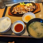 やよい軒 - 兄ぃとチビが頼んだ、ポークカットステーキ定食(税込930円)+生玉子(クーポン使用で30円)で、960円